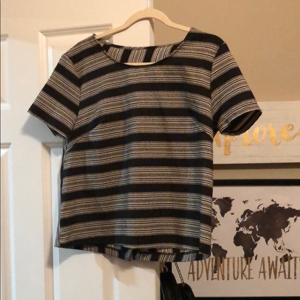 Short sleeved cross cross back shirt